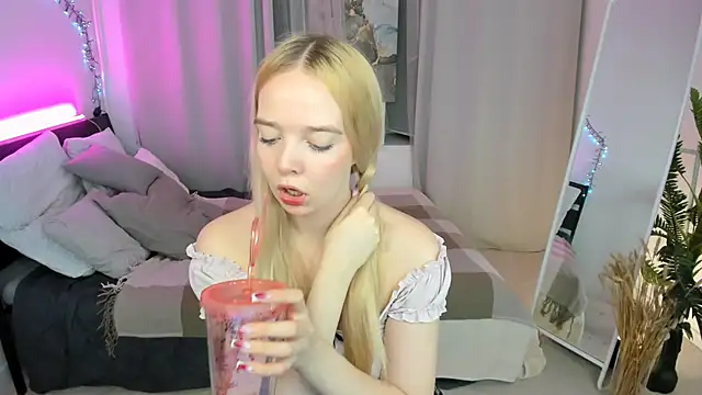 Snapshot of BellaMontgomery chatting on 10-16-25, 10:00 BellaMontgomery online show from 10-16-25, 10:00