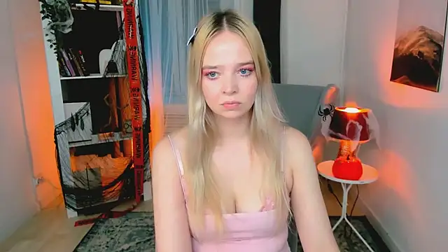 Snapshot of BellaMontgomery chatting on 10-28-25, 10:56 BellaMontgomery online show from 10-28-25, 10:56