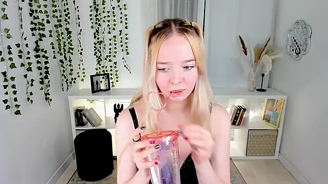 Snapshot of BellaMontgomery chatting on 11-02-25, 09:39 BellaMontgomery online show from 11-02-25, 09:39