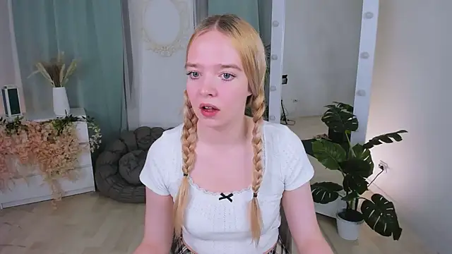 Snapshot of BellaMontgomery chatting on 11-04-25, 10:31 BellaMontgomery online show from 11-04-25, 10:31