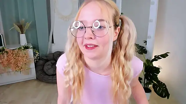 Snapshot of BellaMontgomery chatting on 11-05-25, 10:21 BellaMontgomery online show from 11-05-25, 10:21