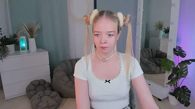 Snapshot of BellaMontgomery chatting on 11-30-25, 10:47 BellaMontgomery online show from 11-30-25, 10:47