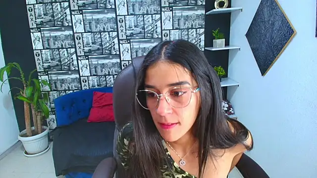 Snapshot of DanielaMonroe chatting on 10-11-25, 08:29 DanielaMonroe online show from 10-11-25, 08:29
