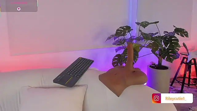 Cutie Riley online show from 12-02-25, 04:51