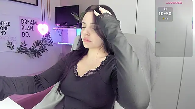 LiaWoow online show from 12-16-25, 02:44