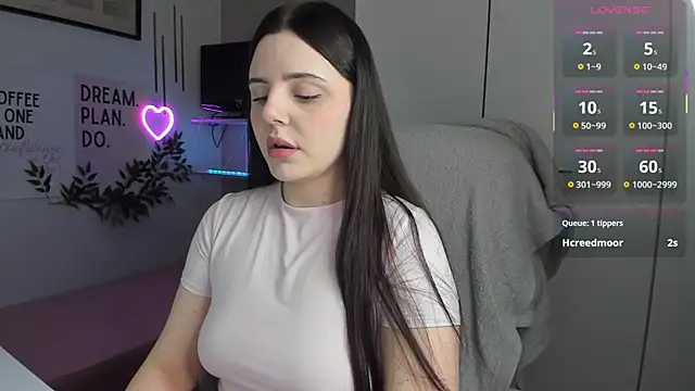 LiaWoow online show from 12-20-25, 07:48