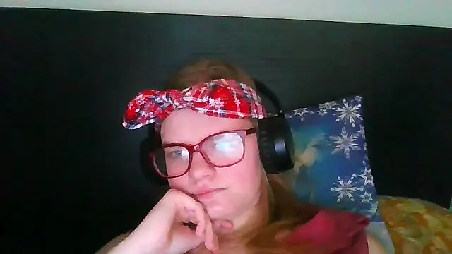 Snapshot of Moonolighta chatting on 10-29-25, 09:44 Moonolighta online show from 10-29-25, 09:44