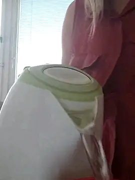 Snapshot of Moonolighta chatting on 11-12-25, 10:15 Moonolighta online show from 11-12-25, 10:15