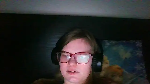 Snapshot of Moonolighta chatting on 12-15-25, 11:03 Moonolighta online show from 12-15-25, 11:03