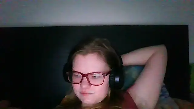 Snapshot of Moonolighta chatting on 12-19-25, 10:11 Moonolighta online show from 12-19-25, 10:11