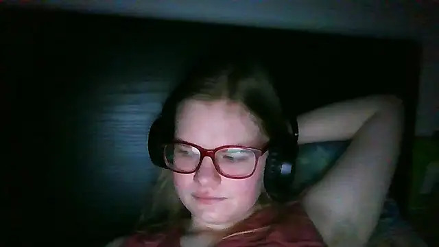 Snapshot of Moonolighta chatting on 01-06-26, 04:32 Moonolighta online show from 01-06-26, 04:32