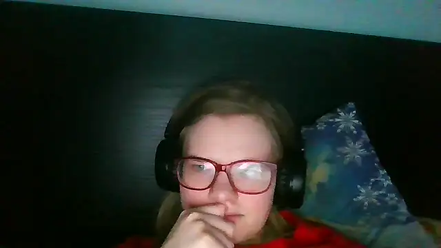 Snapshot of Moonolighta chatting on 02-17-26, 03:19 Moonolighta online show from 02-17-26, 03:19