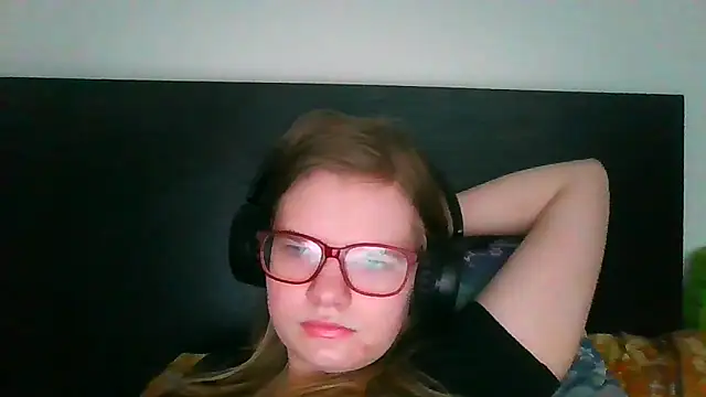 Snapshot of Moonolighta chatting on 03-10-26, 08:52 Moonolighta online show from 03-10-26, 08:52