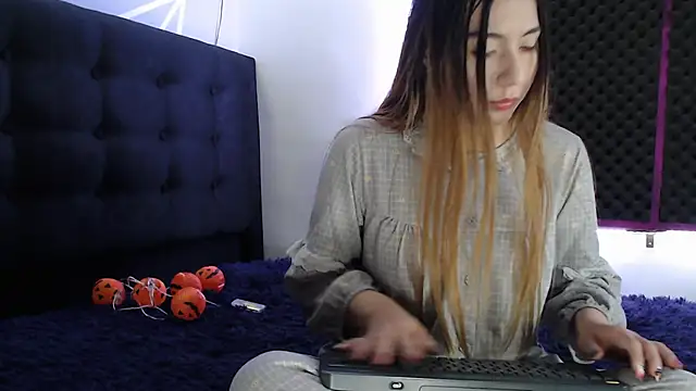 karlamoon23 online show from 10-13-25, 09:26