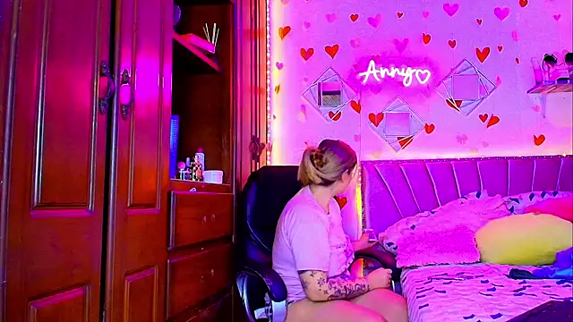 Anny Hurtado online show from 12-16-25, 06:29