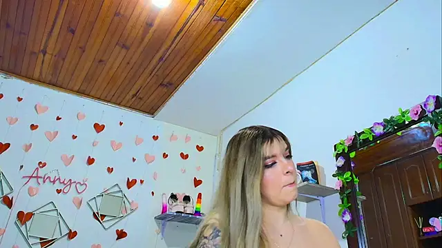 Anny Hurtado online show from 12-21-25, 06:09