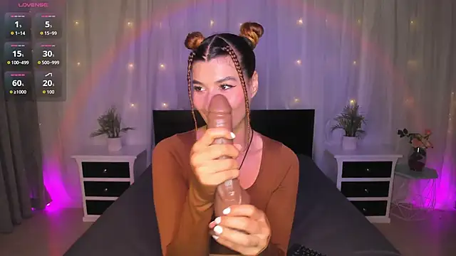 Snapshot of Evolet_Bee chatting on 10-18-25, 01:34 Evolet Bee online show from 10-18-25, 01:34