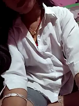 Snapshot of Cutie_Angel143 chatting on 11-14-25, 04:00 Cutie Angel143 online show from 11-14-25, 04:00