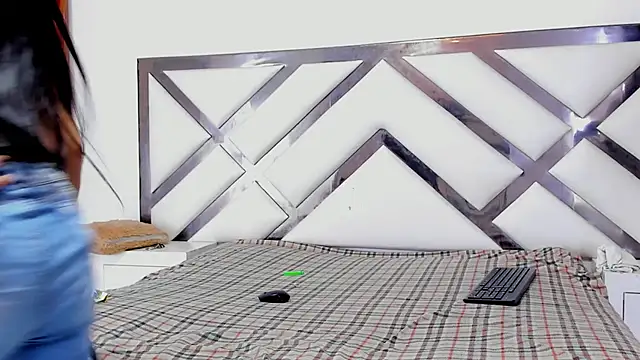 Snapshot of LadyandMaverick chatting on 12-18-25, 04:40 LadyandMaverick online show from 12-18-25, 04:40