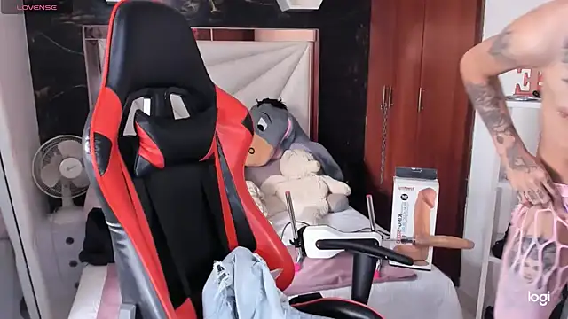 Snapshot of sara_slut21 chatting on 12-04-24, 02:15 sara slut21 online show from 12-04-24, 02:15