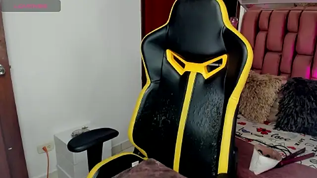 Snapshot of sara_slut21 chatting on 03-04-25, 08:49 sara slut21 online show from 03-04-25, 08:49