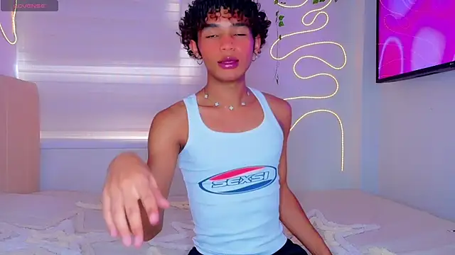 Snapshot of Aaron_Wiinter chatting on 04-07-26, 08:09 Aaron Wiinter online show from 04-07-26, 08:09