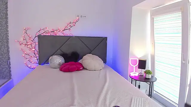 HollyTailors online show from 09-15-25, 12:16