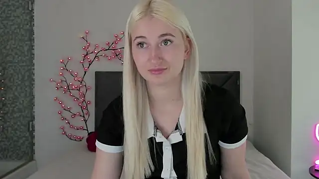 HollyTailors online show from 03-22-26, 01:25