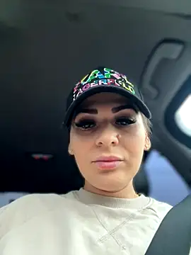 Snapshot of iSelena chatting on 10-28-25, 05:11 iSelena online show from 10-28-25, 05:11