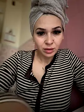 Snapshot of iSelena chatting on 11-10-25, 06:01 iSelena online show from 11-10-25, 06:01