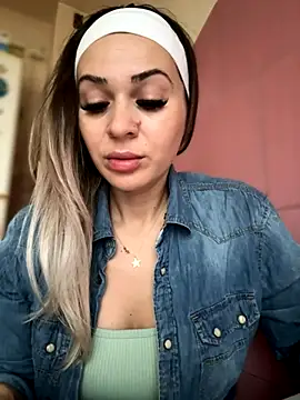 Snapshot of iSelena chatting on 11-13-25, 05:50 iSelena online show from 11-13-25, 05:50