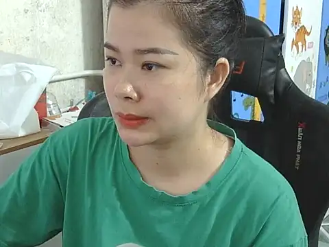 Snapshot of suri- chatting on 09-10-25, 02:33 suri- online show from 09-10-25, 02:33