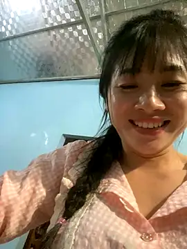 Snapshot of One-nice chatting on 10-22-25, 12:16 One-nice online show from 10-22-25, 12:16