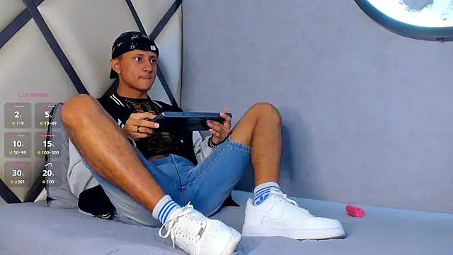 Snapshot of _Leohot_ chatting on 09-14-25, 03:27 Leohot online show from 09-14-25, 03:27