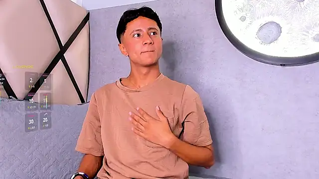 Snapshot of _Leohot_ chatting on 09-19-25, 03:30 Leohot online show from 09-19-25, 03:30