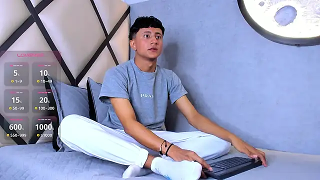 Snapshot of _Leohot_ chatting on 09-25-25, 03:32 Leohot online show from 09-25-25, 03:32