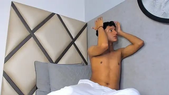 Snapshot of _Leohot_ chatting on 10-05-25, 03:27 Leohot online show from 10-05-25, 03:27