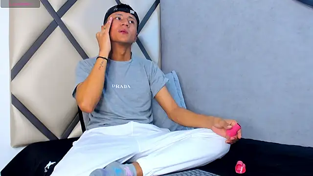 Snapshot of _Leohot_ chatting on 10-10-25, 03:38 Leohot online show from 10-10-25, 03:38