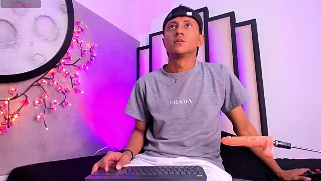 Snapshot of _Leohot_ chatting on 10-18-25, 10:43 Leohot online show from 10-18-25, 10:43