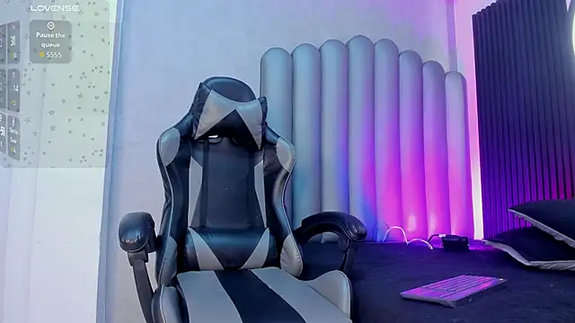 Snapshot of _Leohot_ chatting on 10-30-25, 03:52 Leohot online show from 10-30-25, 03:52