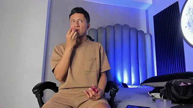 Snapshot of _Leohot_ chatting on 11-08-25, 03:50 Leohot online show from 11-08-25, 03:50