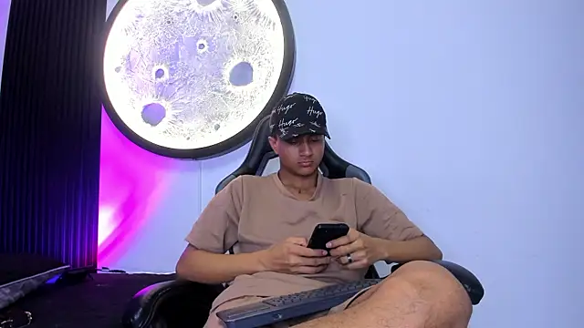 Snapshot of _Leohot_ chatting on 11-19-25, 03:28 Leohot online show from 11-19-25, 03:28