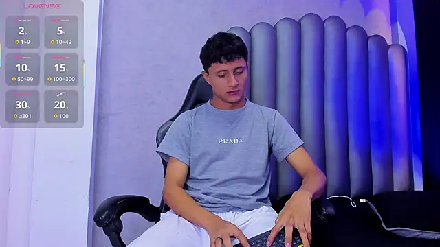 Snapshot of _Leohot_ chatting on 11-26-25, 04:24 Leohot online show from 11-26-25, 04:24