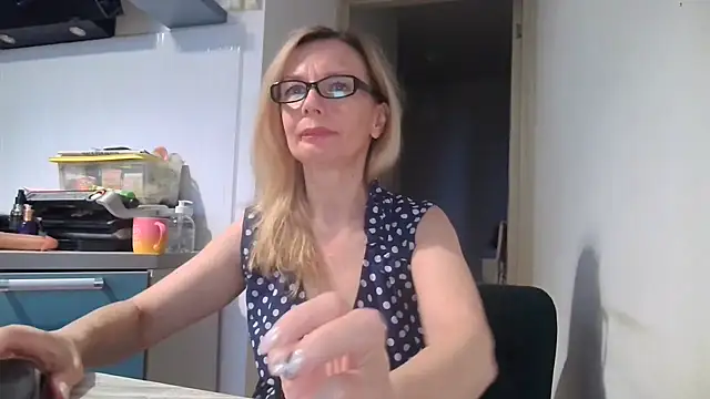 Snapshot of Sweetmurrr chatting on 06-14-26, 01:47 Sweetmurrr online show from 06-14-26, 01:47