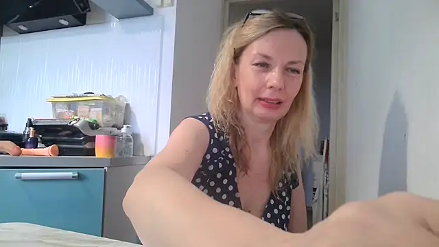 Snapshot of Sweetmurrr chatting on 06-14-26, 02:35 Sweetmurrr online show from 06-14-26, 02:35