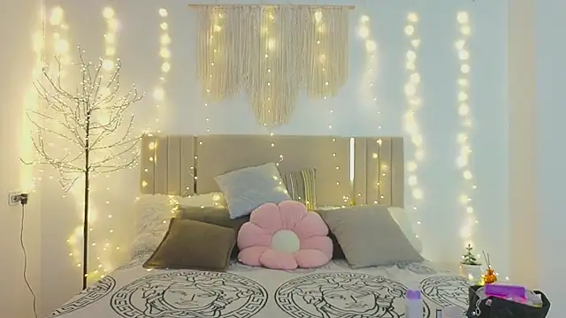 Snapshot of Little_mia__ chatting on 12-17-25, 10:38 Little mia online show from 12-17-25, 10:38