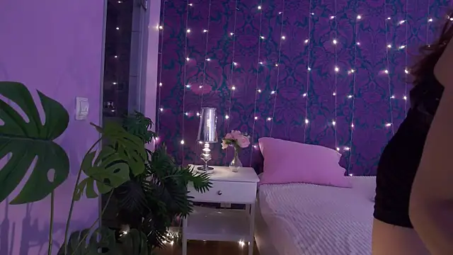 Snapshot of CherrRoses chatting on 10-21-25, 04:19 CherrRoses online show from 10-21-25, 04:19