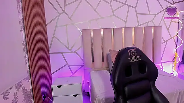 CYRUS TAY online show from 04-26-26, 11:52