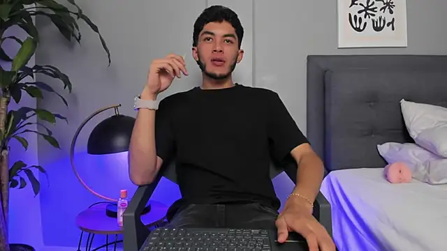 Snapshot of Tylerffoxx chatting on 05-31-26, 08:43 Tylerffoxx online show from 05-31-26, 08:43