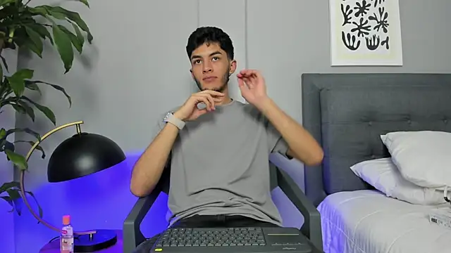 Snapshot of Tylerffoxx chatting on 06-16-26, 09:17 Tylerffoxx online show from 06-16-26, 09:17